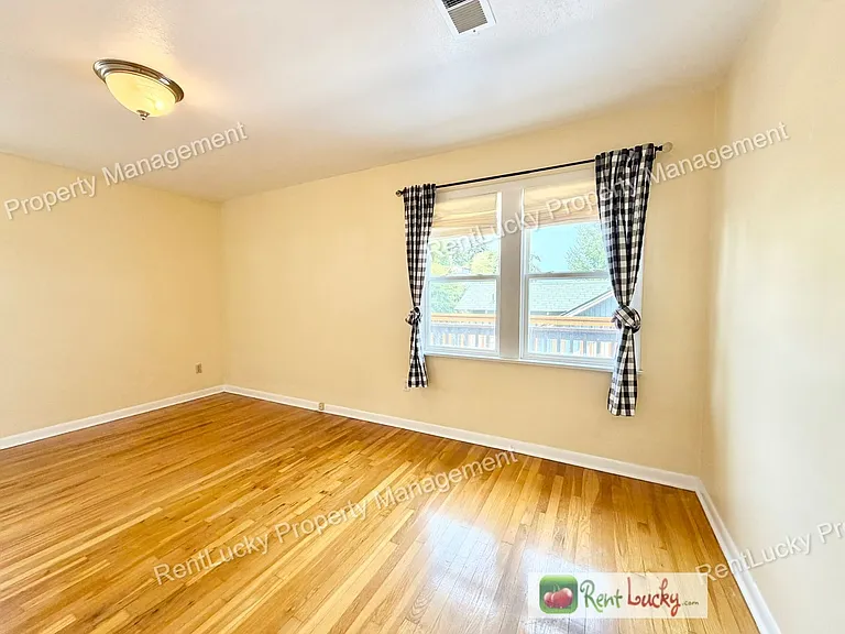 1612 Markham Ave NE — Photo 24