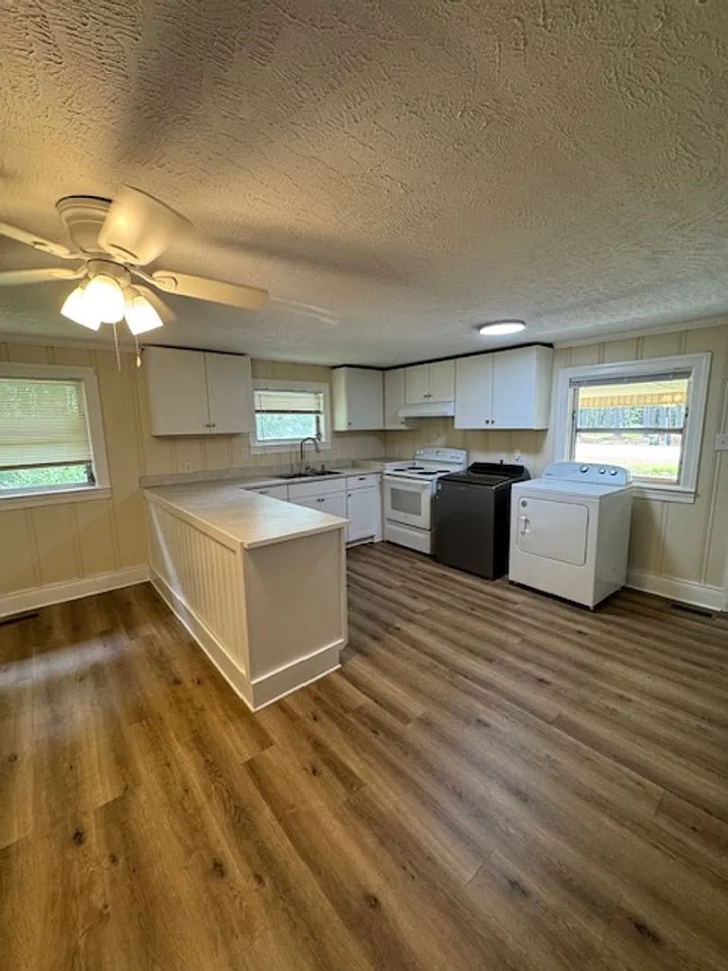Building Photo - 301 Woodview Dr