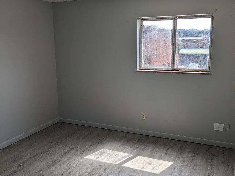127 E 3rd North St — Photo 5