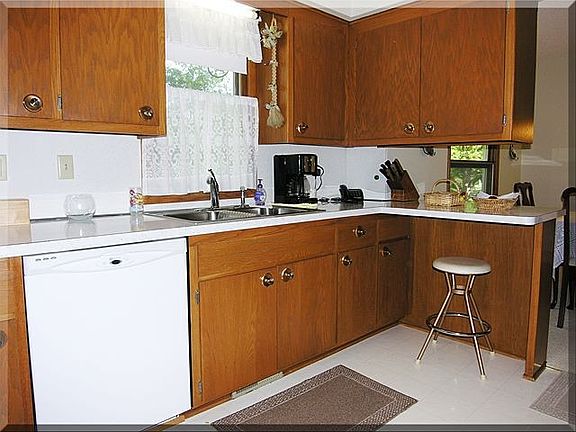 Breakfast bar between Kitche