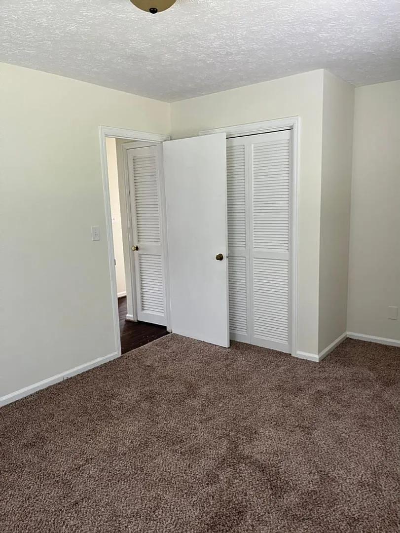 Updated 2 bedroom, 1 bath apartment with walk-out patio off of kitchen, and updated flooring. — Photo 4