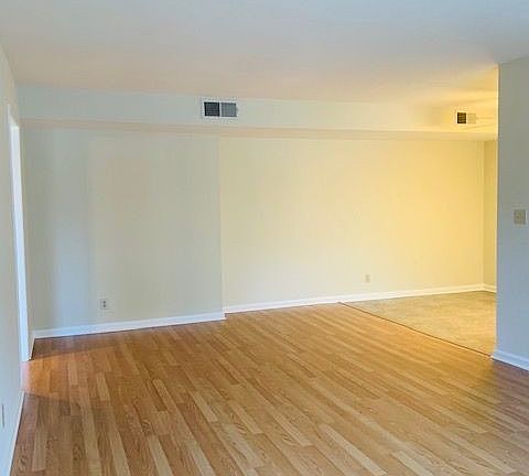5th image of 515 E Elmwood Ave #202