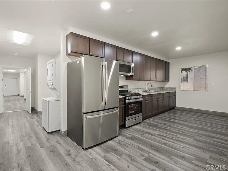 14335 Hamlin St — Photo 25