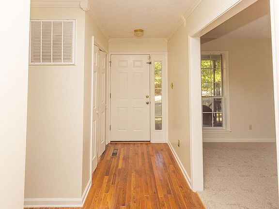 3rd image of 705 Melanie Ln