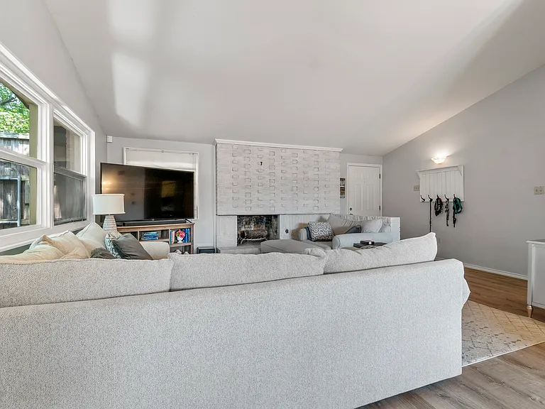 1511 Meadow View Dr — Photo 5
