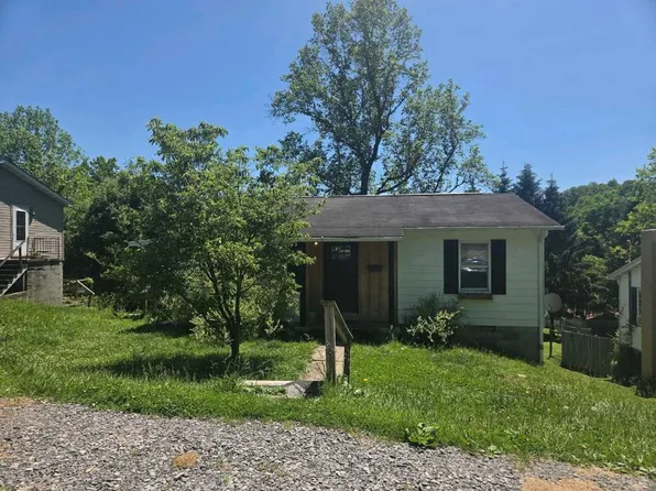 40 Centre Ave, Belington, WV 26250