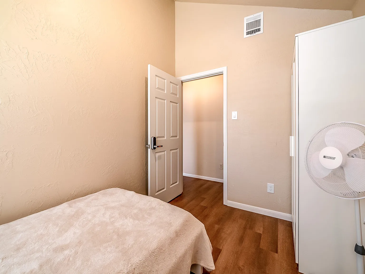 4 bed, 2.0 bath, 1752 sqft, $702 — Photo 2