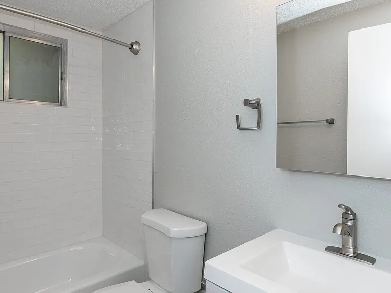 758 Clarkson — Photo 18