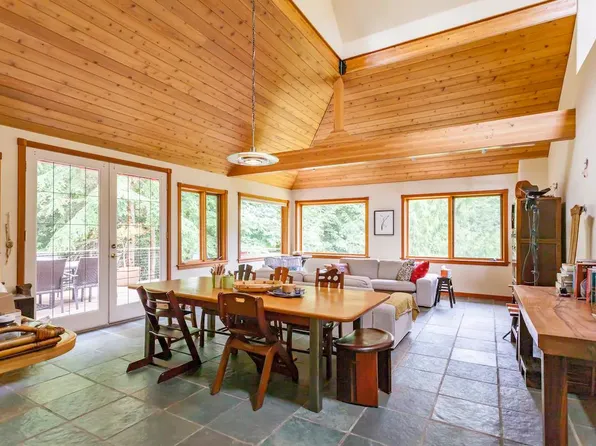 5695 Rose Loop NE, Bainbridge Island, WA 98110