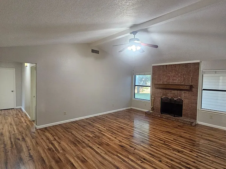 1402 Sheppard Ln — Photo 2
