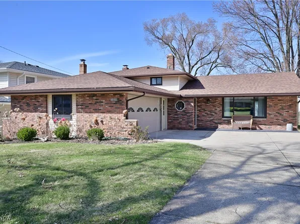 21500 Nottingham Dr, Fairview Park, OH 44126