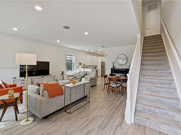 3rd image of 4990 Eucalyptus Dr Unit 4