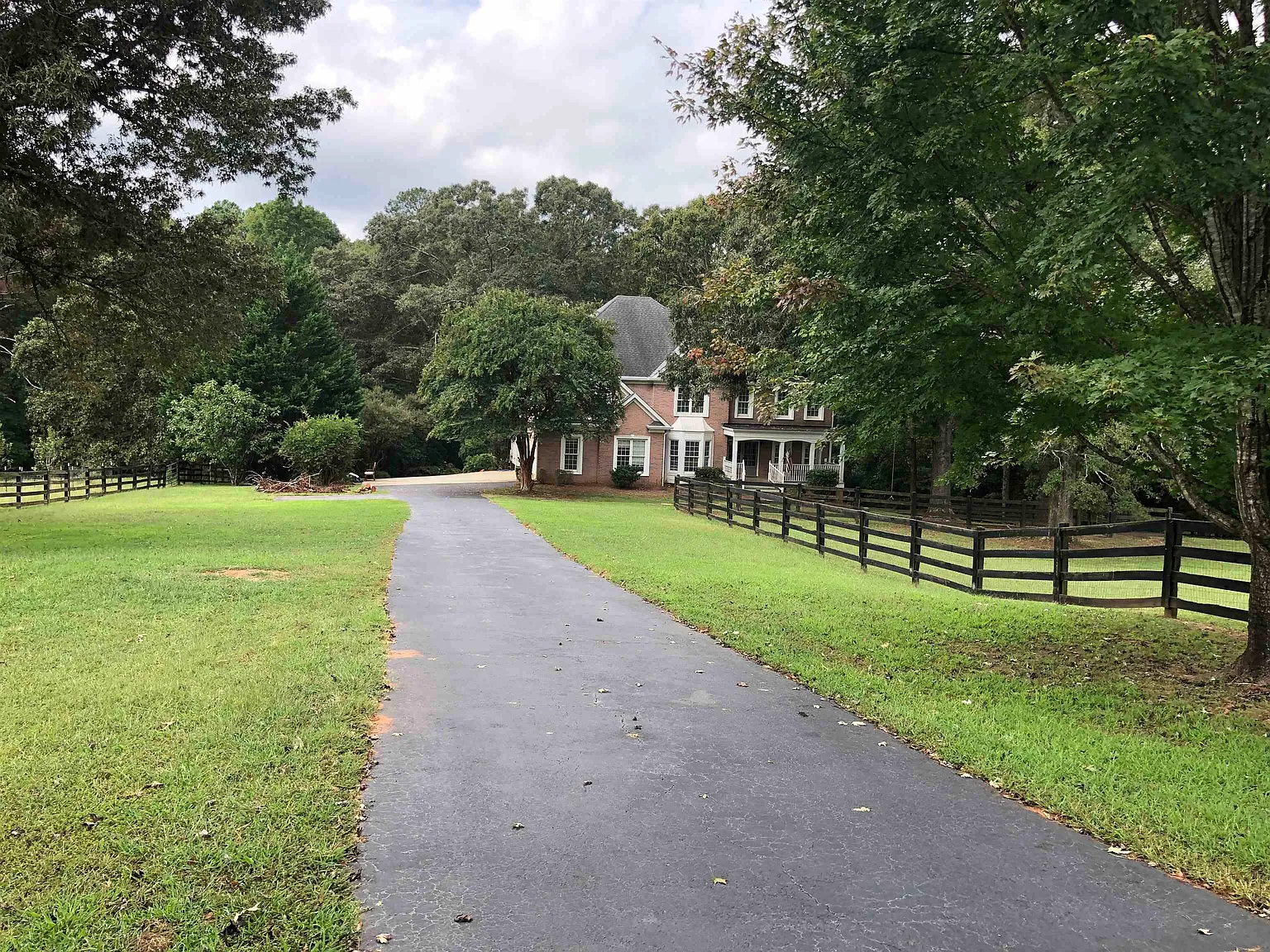 6 bed, 4.0 bath, 5069 sqft, $3,990 — Photo 2