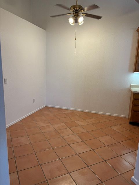 dining room has ceiling fan