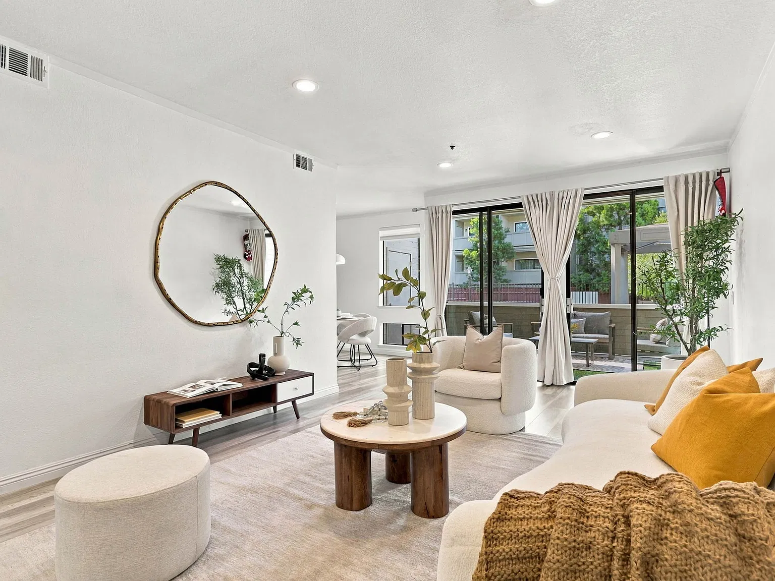 2 bed, 1249 sqft, $4,295 — Photo 4