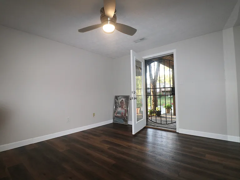 1005 Lakefront Dr — Photo 29
