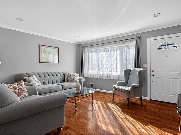 3rd image of 364 Avenue E