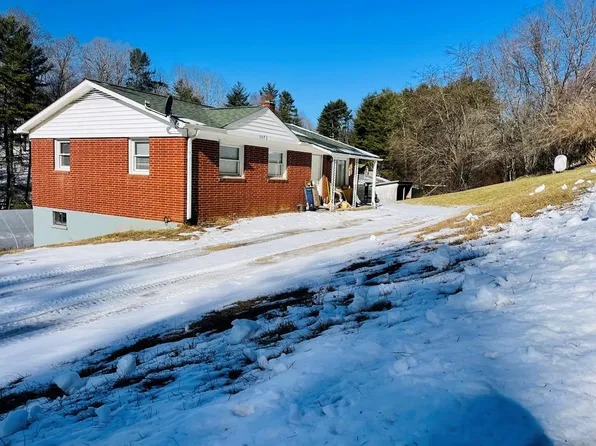 1472 Freemont Rd, Hillsville, VA 24343