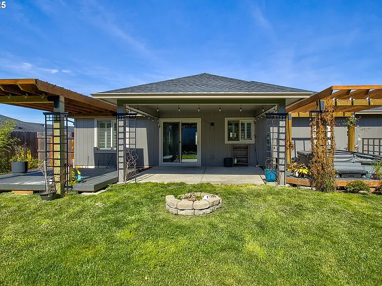 325 Brady Ln — Photo 8