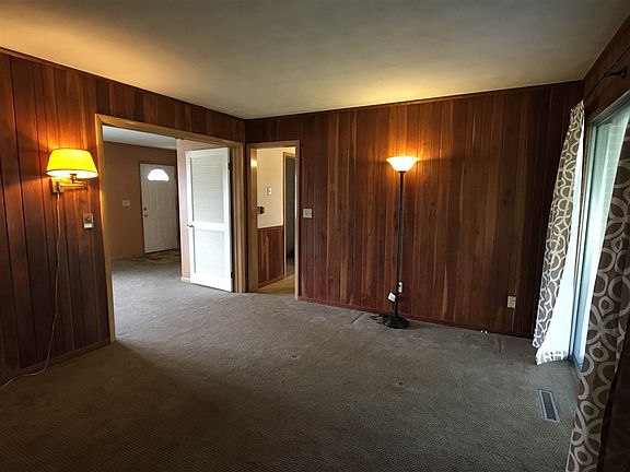 5th image of 916 White Dr
