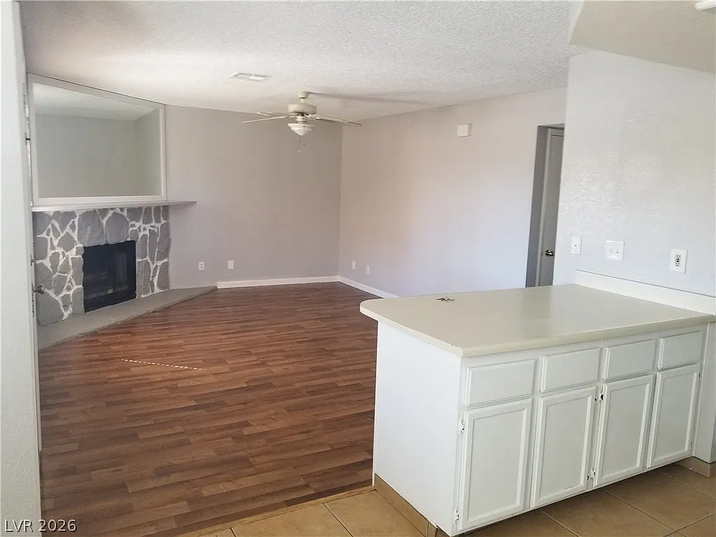 2 bed, 2.0 bath, 912 sqft, $1,280 — Photo 2