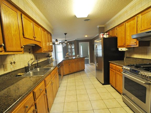 5th image of 829 Highland Park Dr