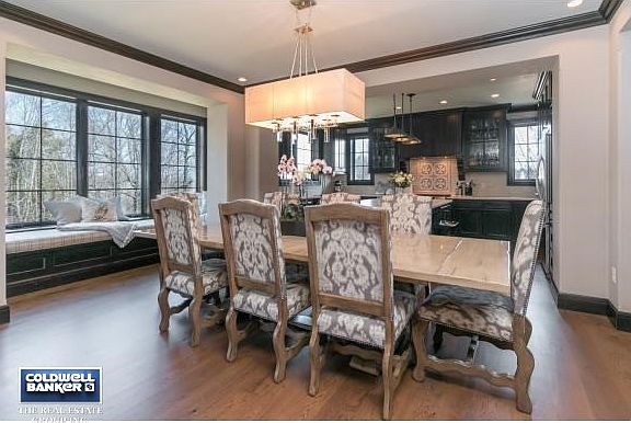 Dining Area w/ Bump Out
