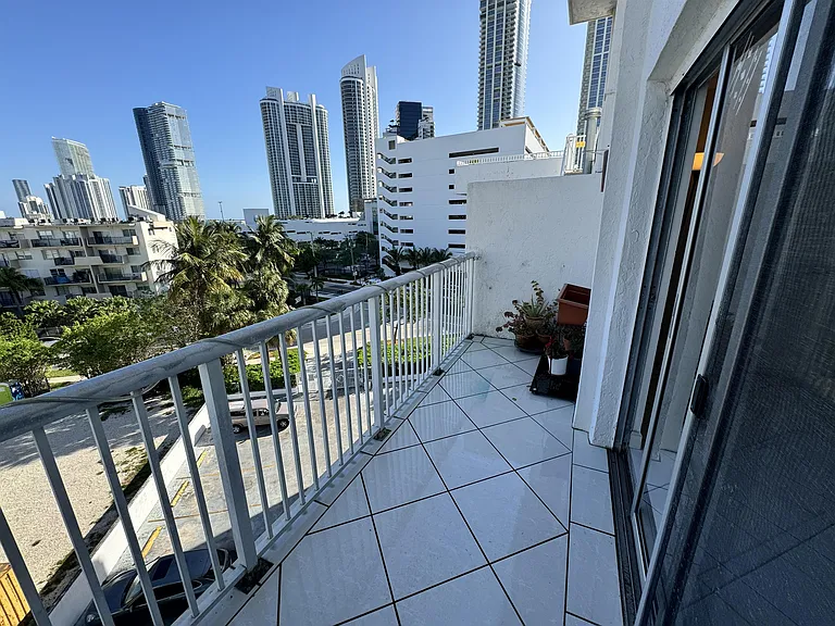17800 Atlantic Blvd #Penthouse 1-15 — Photo 3
