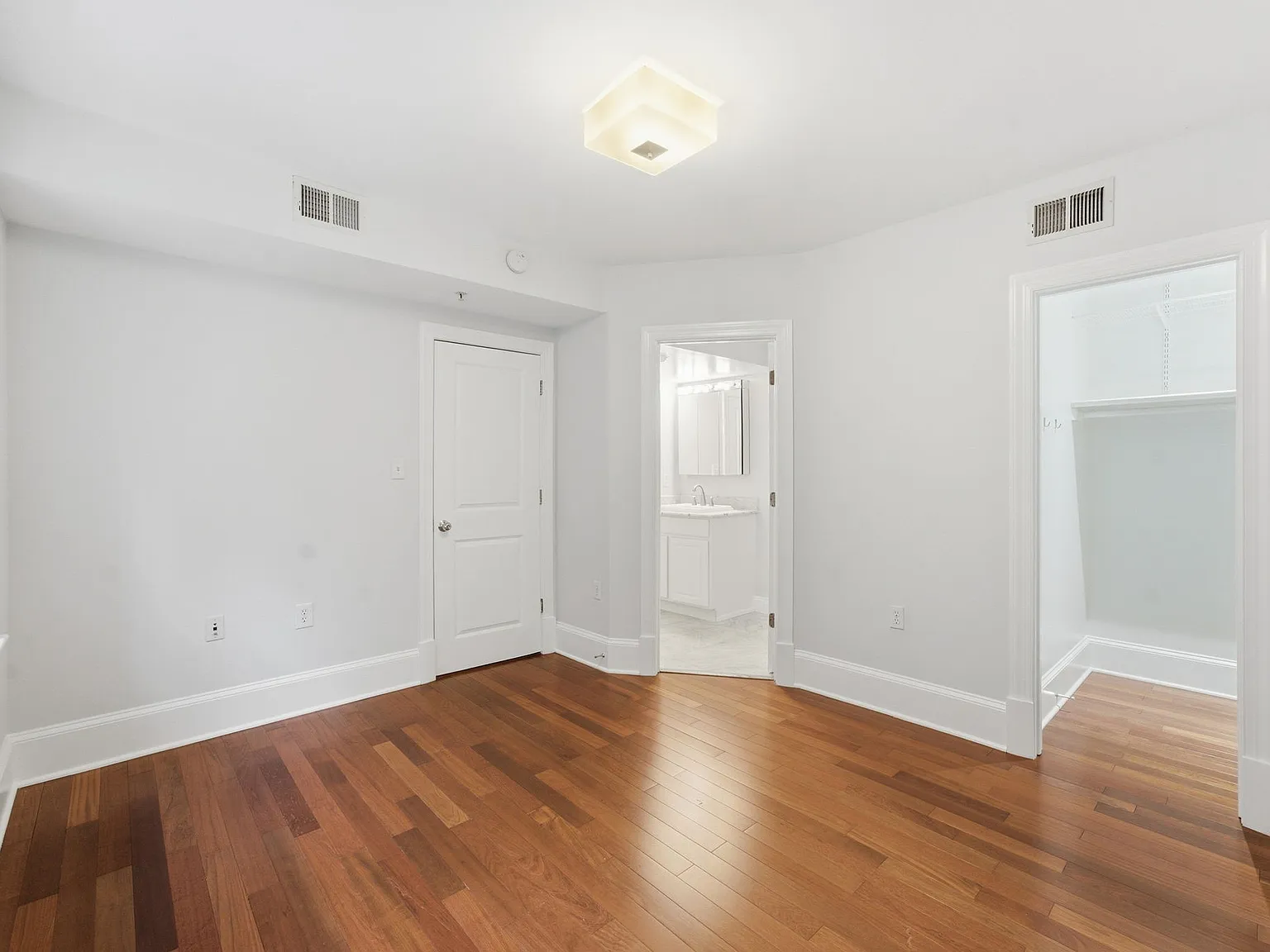 1 bed, 702 sqft, $2,400 — Photo 3