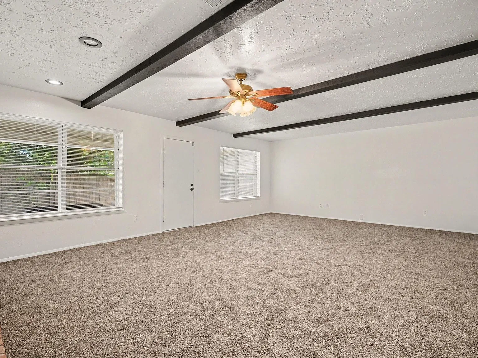 3 bed, 2.0 bath, 1660 sqft, $2,100 — Photo 3
