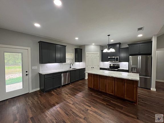 5th image of 10 Hickory Oak Ln