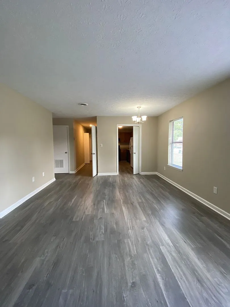 105 Howell Way — Photo 3