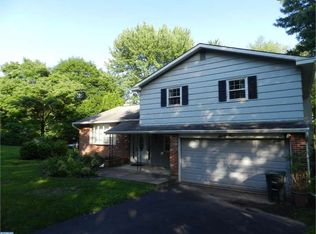 61 Rolling Hills Dr, Holland, PA