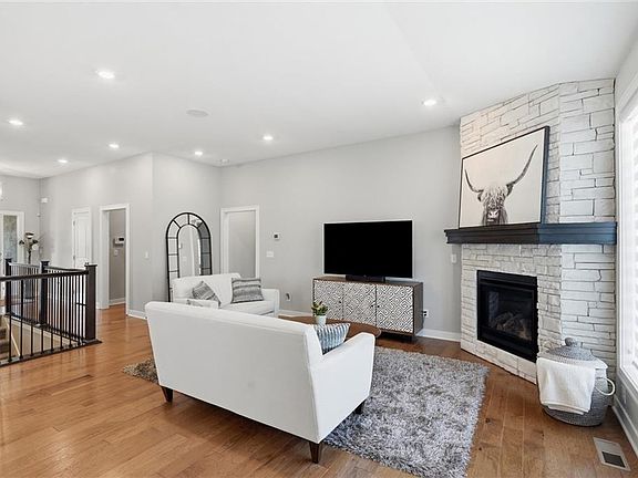 5th image of 131 SE Briar Valley Ln