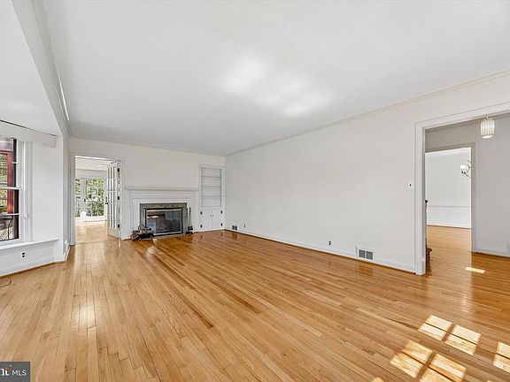 3rd image of 907 Cedar Grove Rd