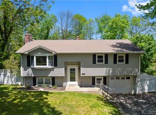 11 Blais Rd, Uncasville, CT 06382