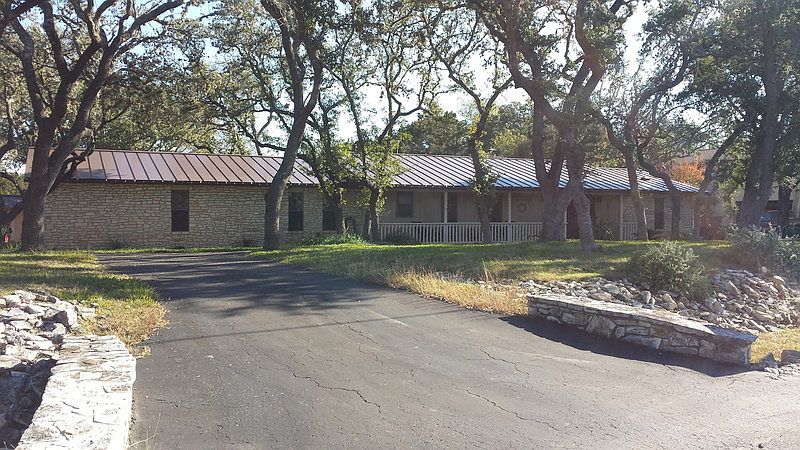 Beautiful 3 bedroom home
						:
						Large circle driveway extends to back of house to both garages