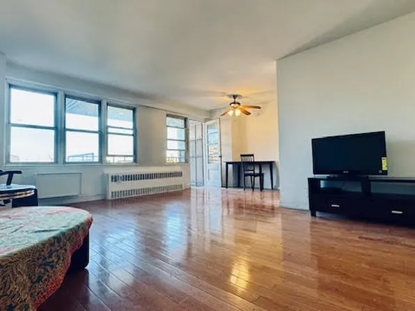 43-10 Kissena Boulevard image 2 of 12