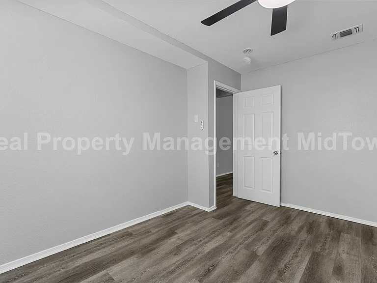 6100 Wall St — Photo 9