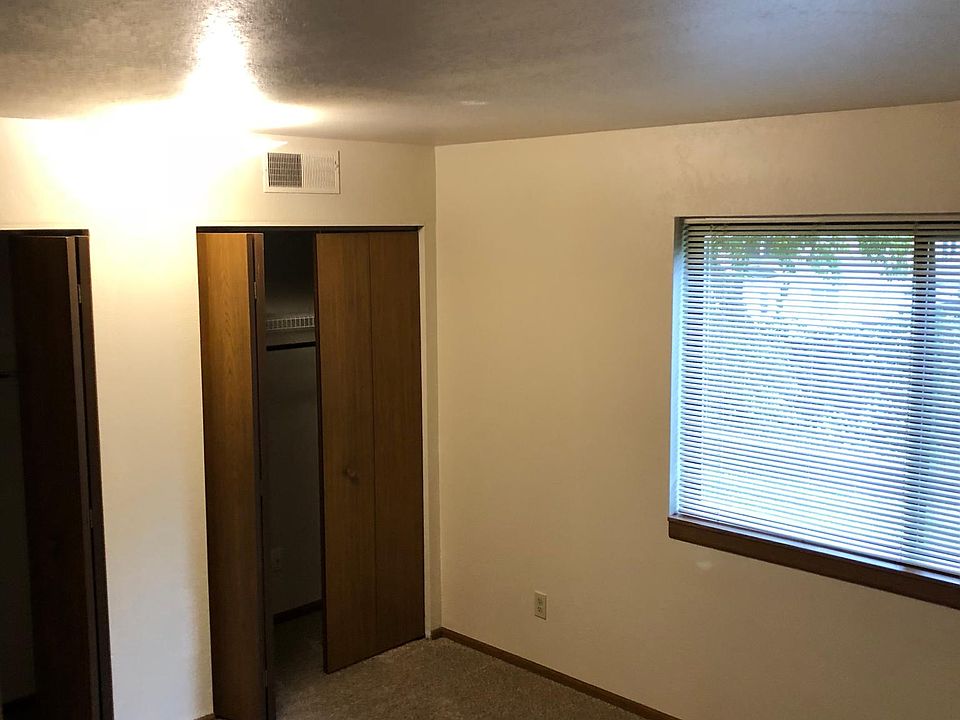 2nd image of 917 Houseman Ave NE #102
