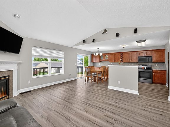 5th image of 325 Easton Manor Dr