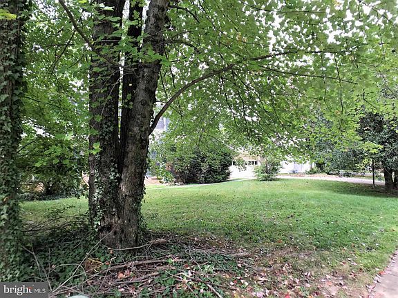 2nd image of 1926 Freedom Ln