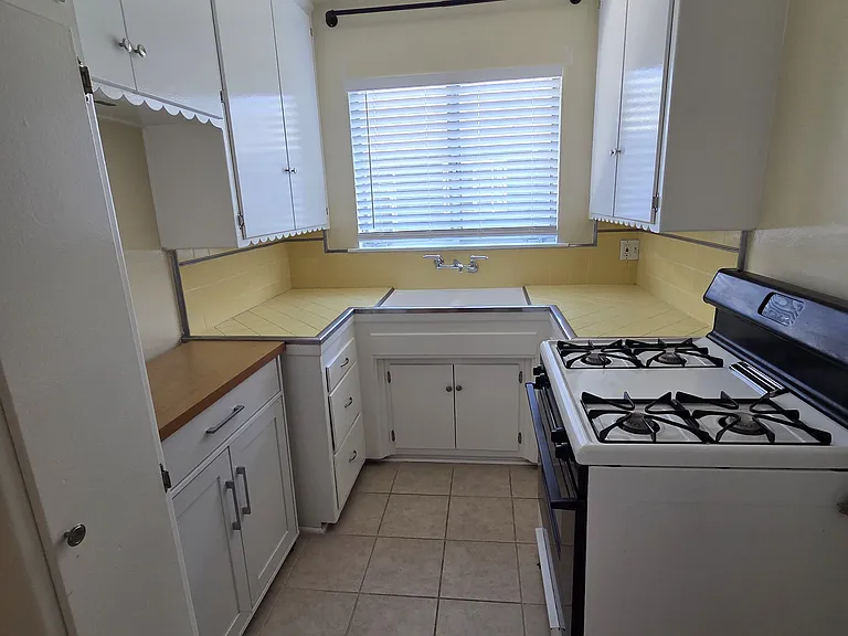 1745 N Kingsley Dr #20 — Photo 8