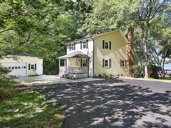 House with 2 Car Garage