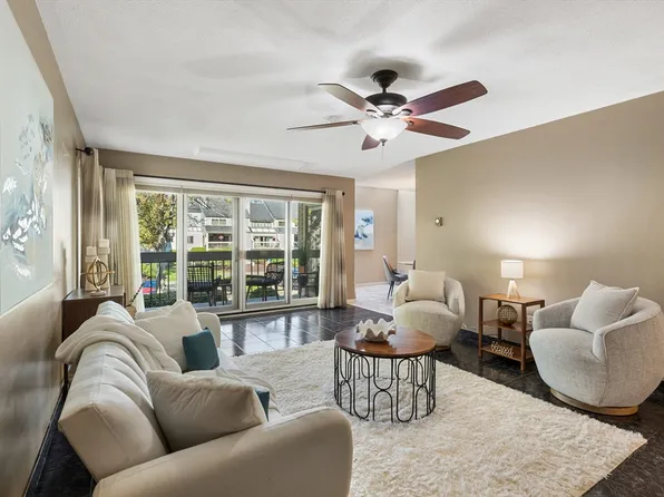 1100 Salem St APT 58, Lynnfield, MA 01940