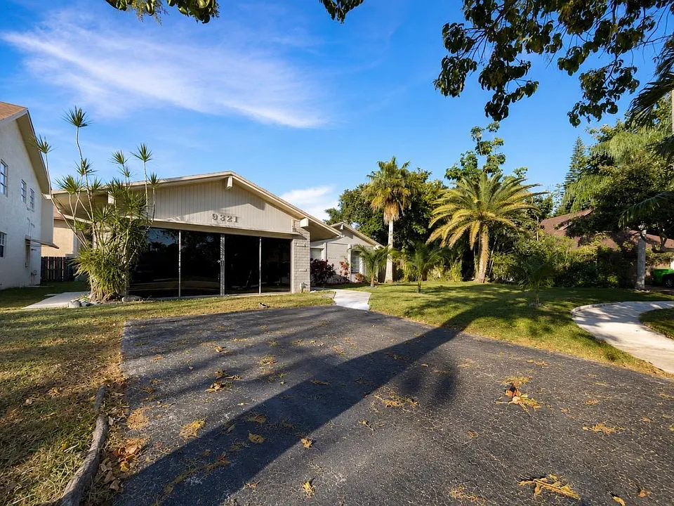 9321 NW 35th Mnr
