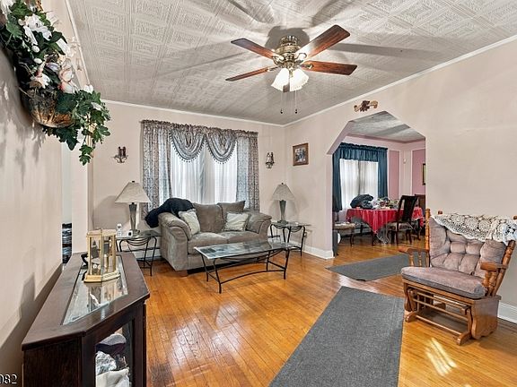 4th image of 145 Ivy St