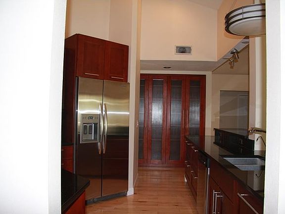 3rd image of 921 Stratford Manor Dr