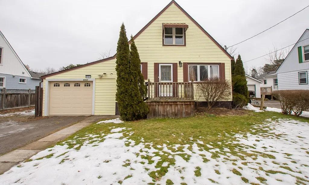 5721 Strathmore Crescent — Photo 1