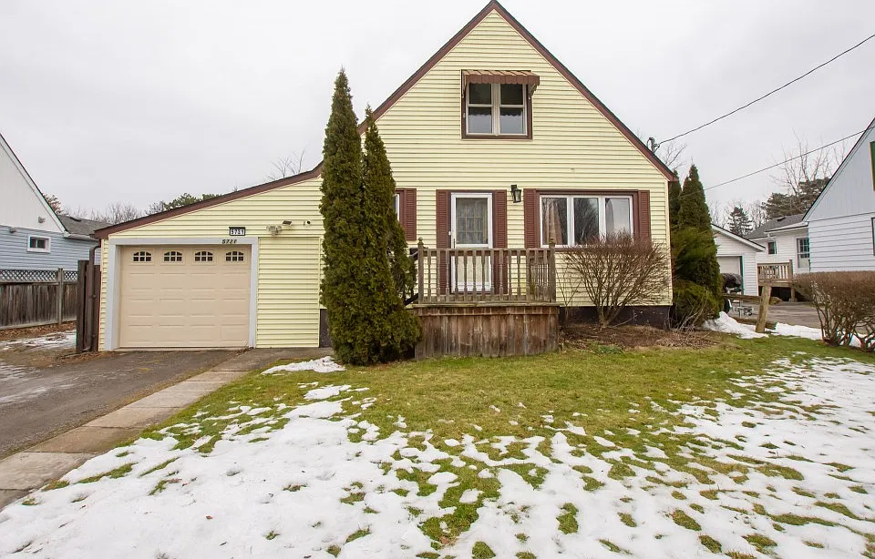 5721 Strathmore Cres
